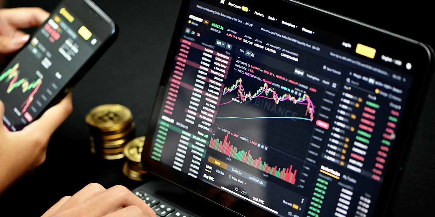 Persona usando una tableta negra — Apps de bolsa y gamificación: por qué tener cuidado