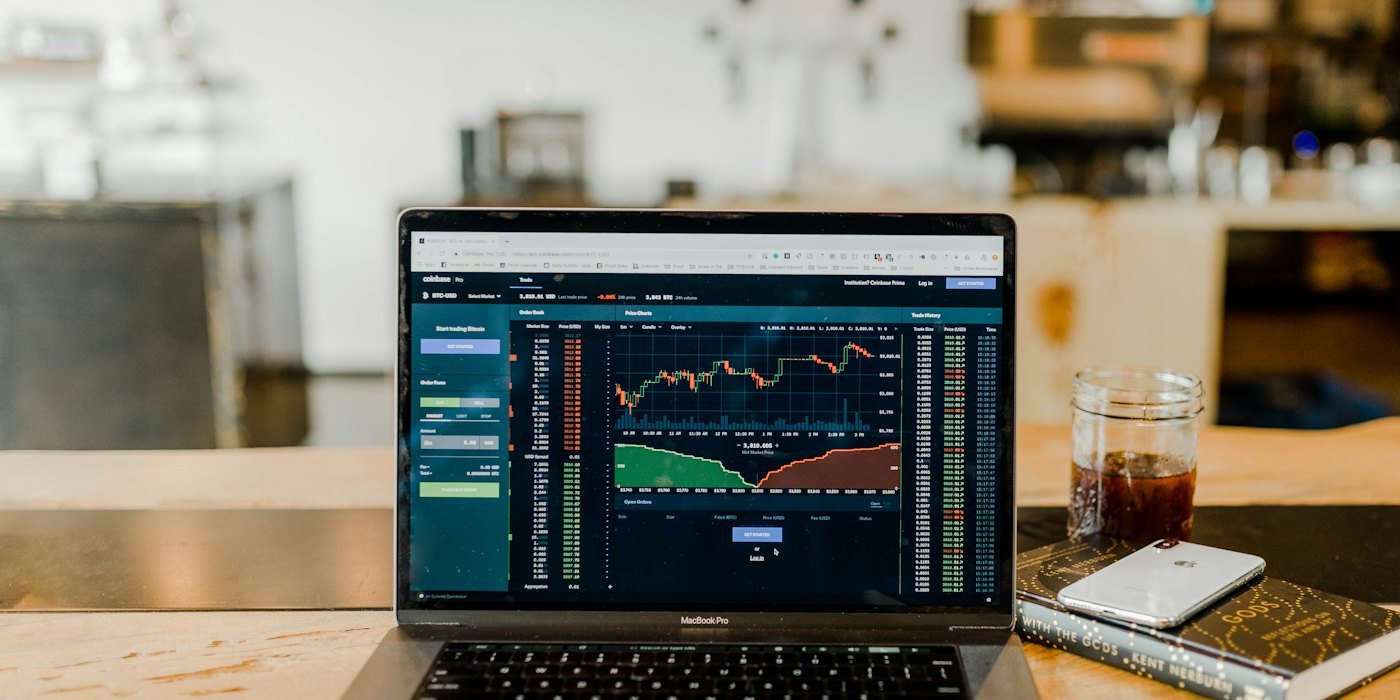 turned-on MacBook Pro — Asignación de activos según tu edad y objetivos