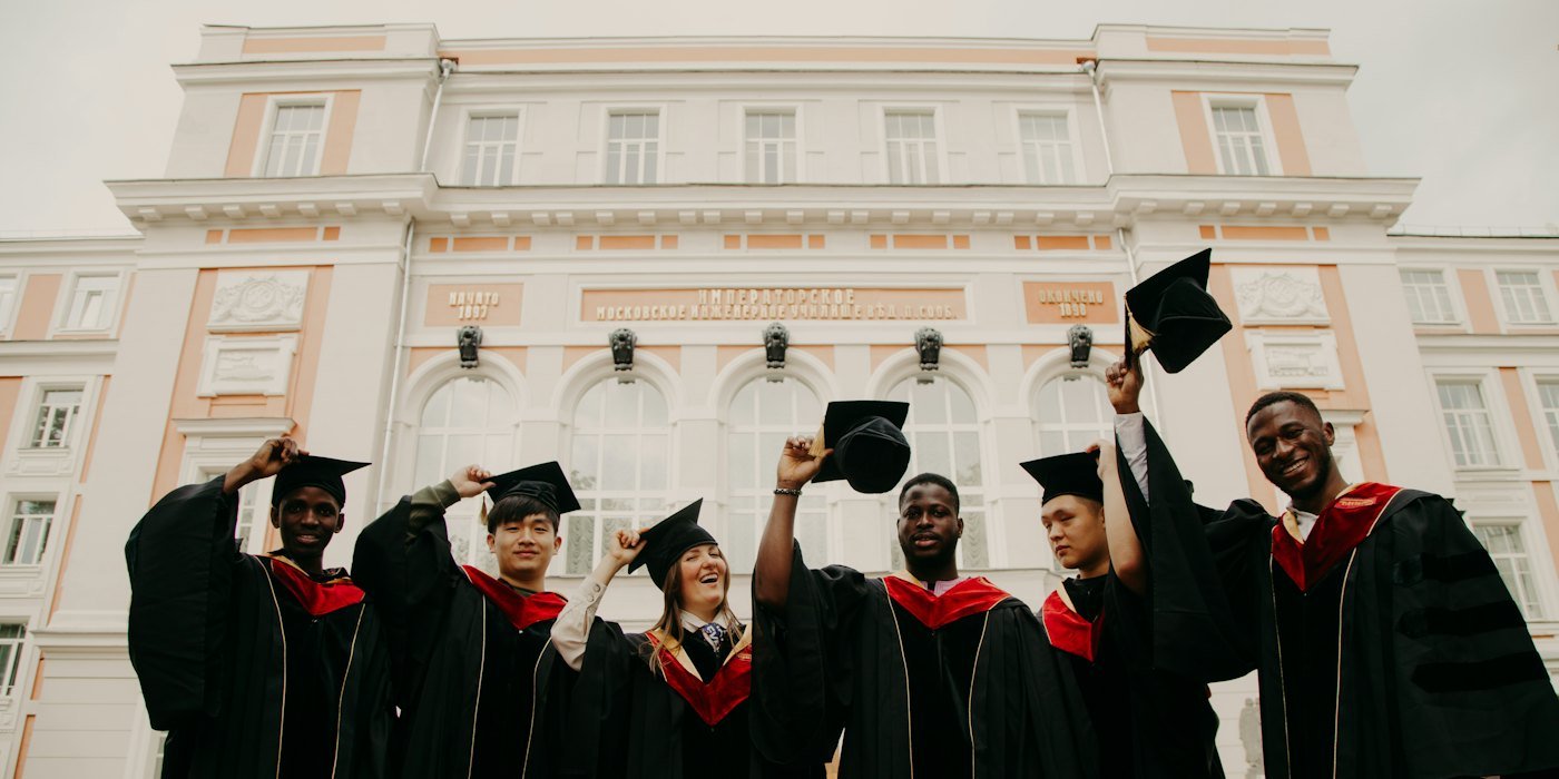 grupo de personas en vestido académico negro — Ayudas al alquiler de las comunidades autónomas