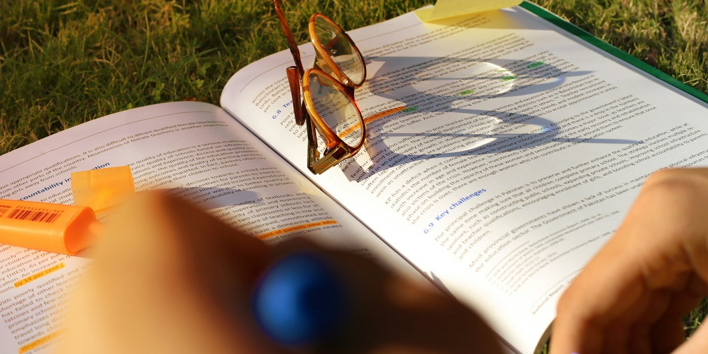 gafas de sol con montura marrón en la página del libro — Ayudas para jóvenes que se independizan