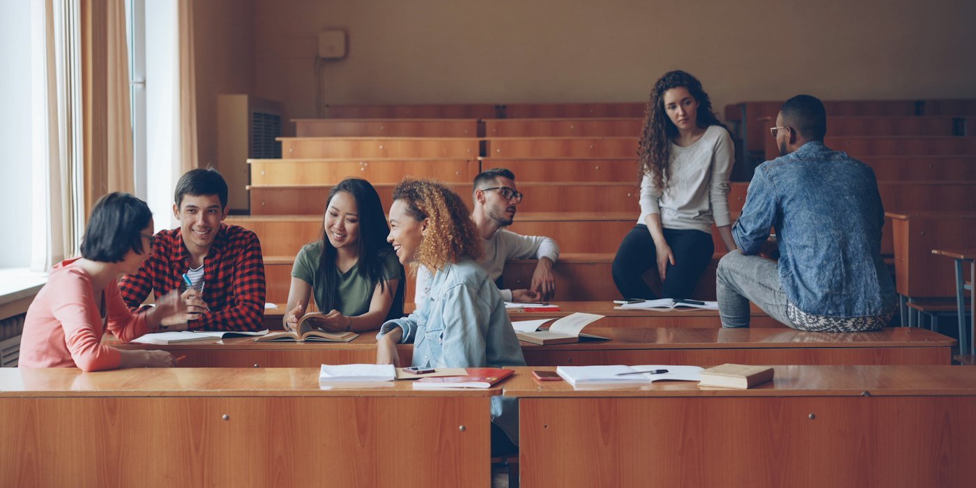 Estudiantes hablando en un aula de conferencias — Ayudas para la eficiencia energética en casa