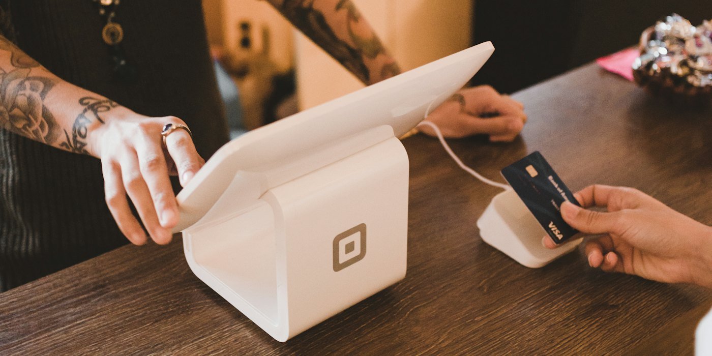 persona sosteniendo una máquina POS blanca — Banco de España: qué hace y cómo te protege