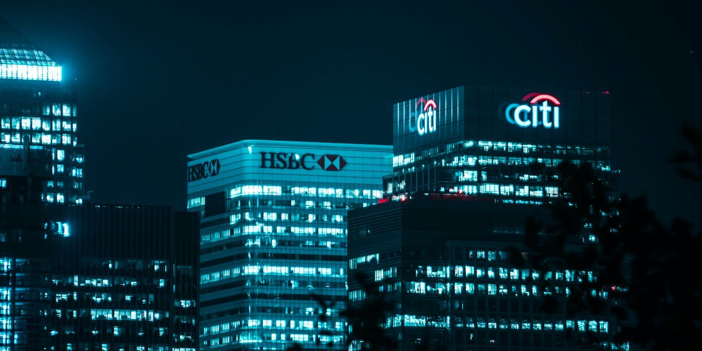 edificios de la ciudad durante la noche — Banco online o banco tradicional: cuál elegir