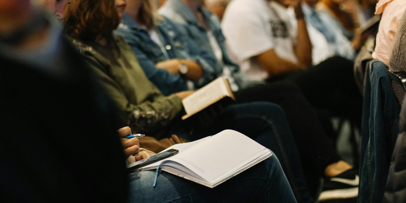 Mujer leyendo libro — Becas para máster y posgrado