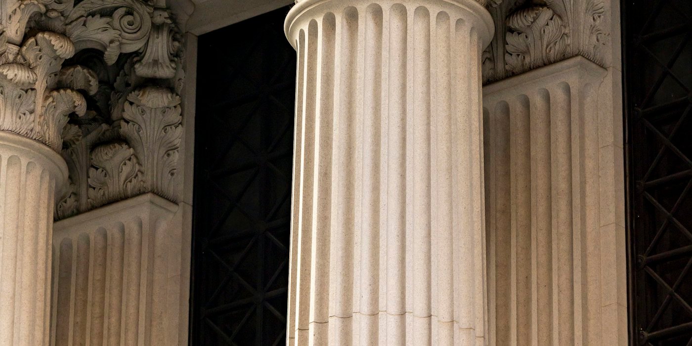 El banco de columnas clásicas ornamentadas y fachada — Bizum: cómo funciona y qué límites tiene