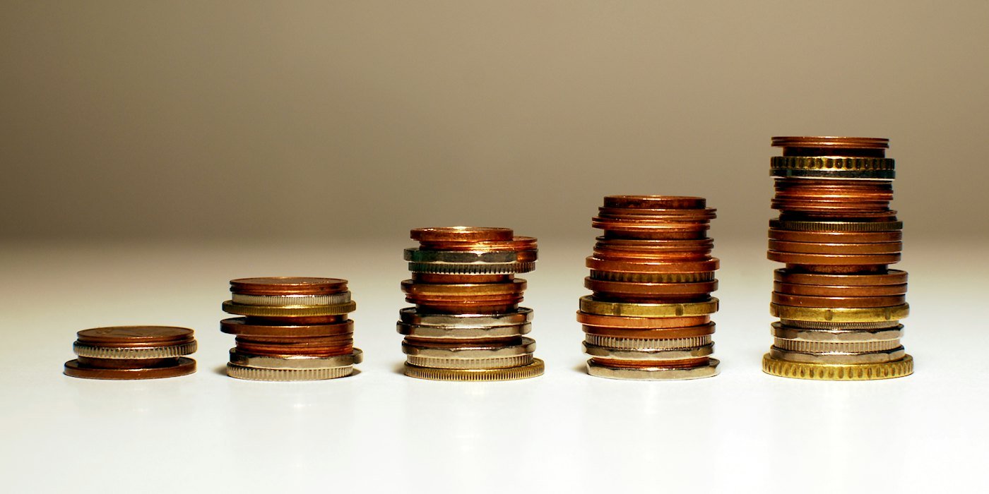 Pilas de monedas aumentando de altura de izquierda a derecha — Bonos del Estado: cómo funcionan y cómo comprarlos