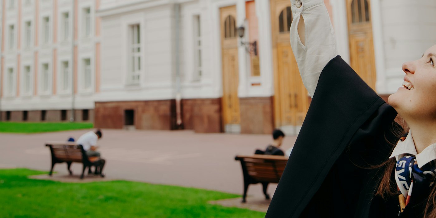 hombre en vestido académico negro sosteniendo sombrero académico negro — Capitalización del paro para emprender