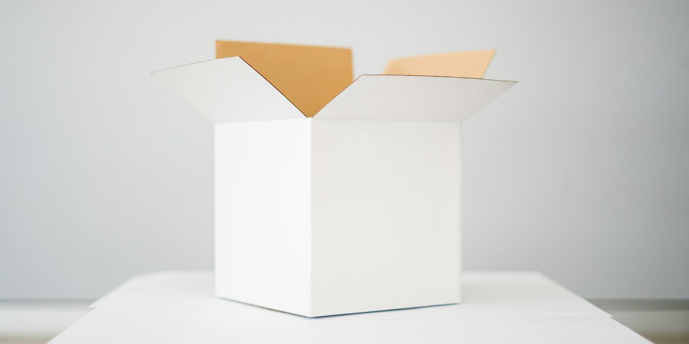 Caja blanca sobre mesa blanca — Coliving: qué es y para quién tiene sentido