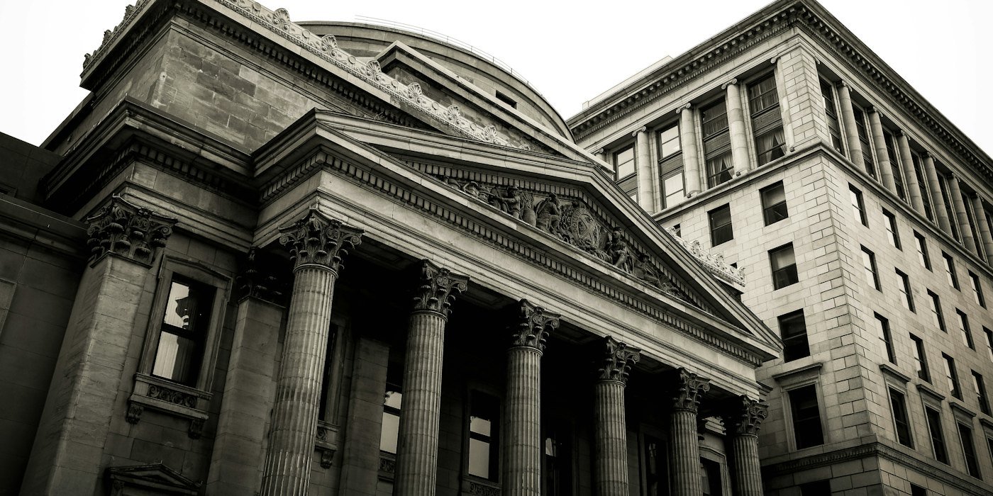 Edificio de hormigón gris — Cómo elegir tu primer banco