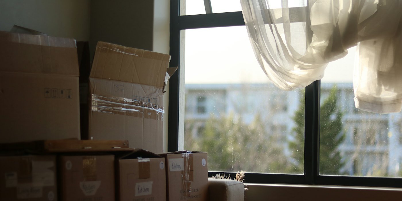 una habitación con cajas y una ventana — Cómo hacer una mudanza barata