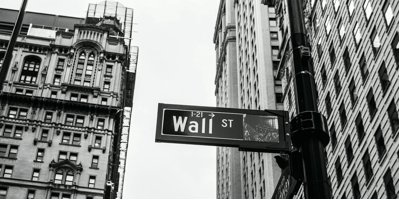 Foto en escala de grises de la señalización de Wall Street 1-21 — Cómo leer la cuenta de resultados de una empresa