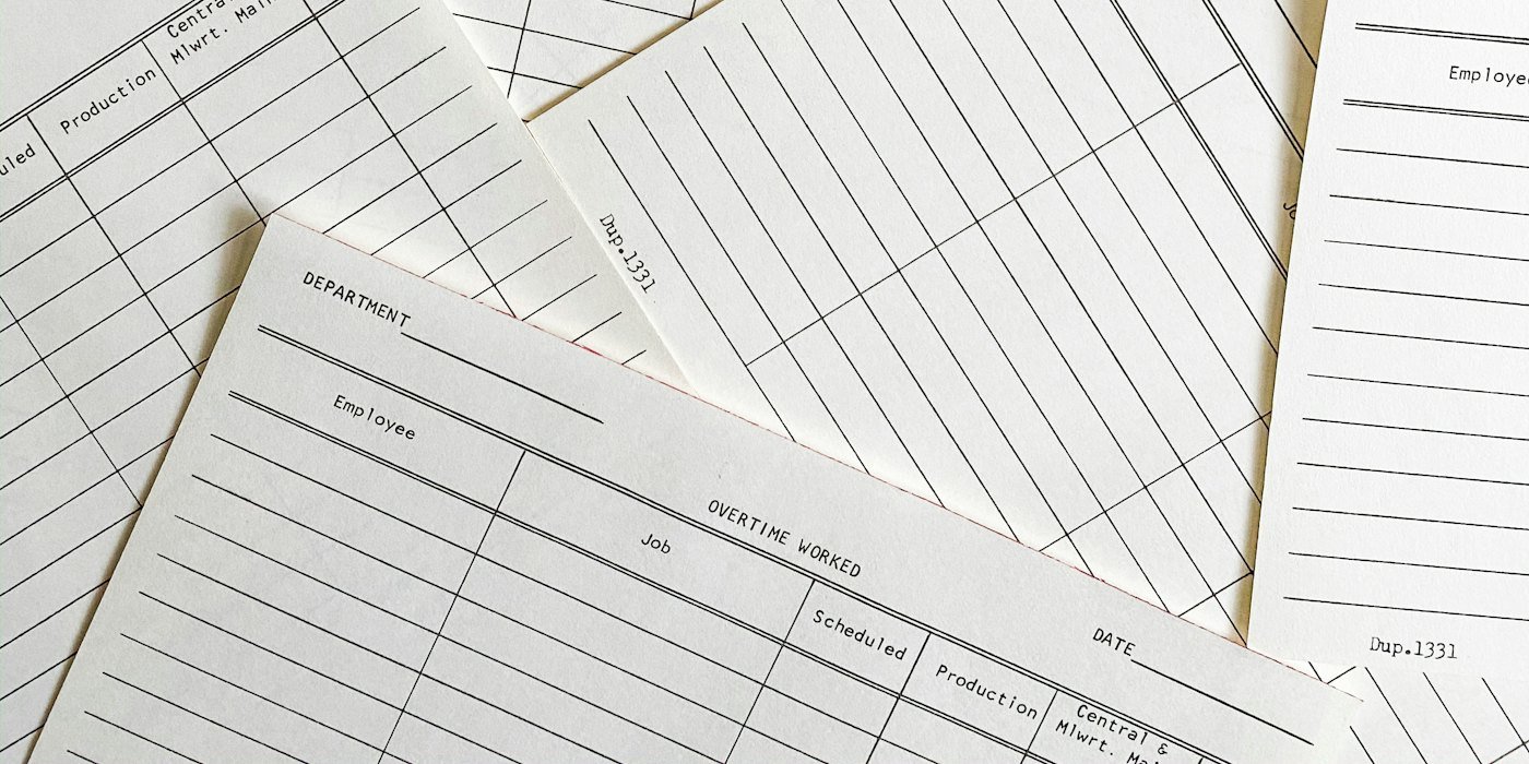 Papel de impresora blanco sobre superficie blanca — Cómo negociar facturas y contratos para pagar menos
