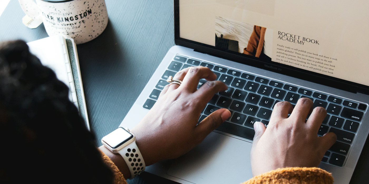 Persona usando MacBook Pro en Black Table — Cómo negociar tu primer sueldo