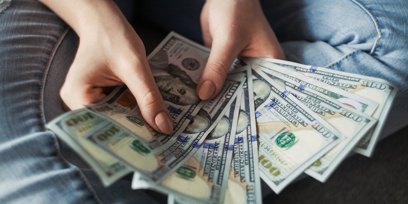 Fanático de los billetes de 100 dólares estadounidenses — Cómo protegerte de las estafas financieras más habituales