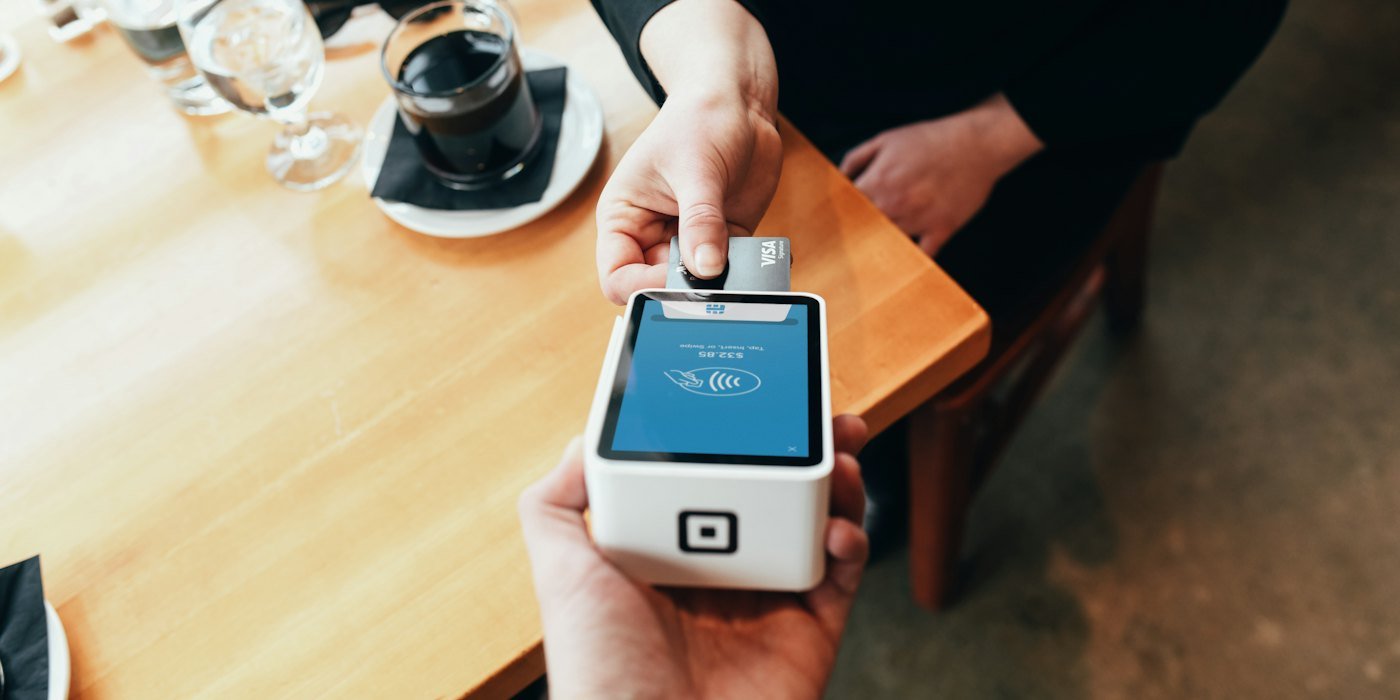 persona que sostiene la máquina de deslizar la tarjeta de crédito — Compra ahora y paga después: lo que conviene saber