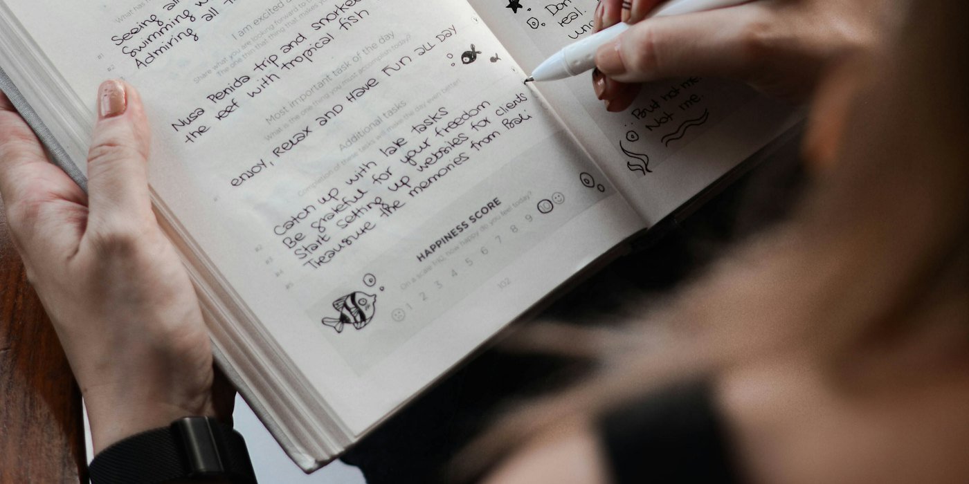 persona montada en el libro — Compras impulsivas: por qué ocurren y cómo frenarlas