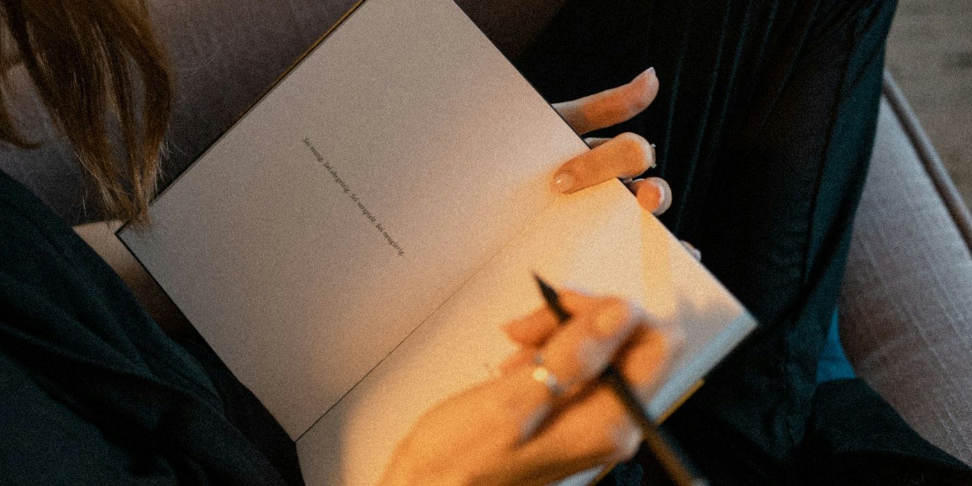 Persona sosteniendo papel blanco de impresora — Creencias sobre el dinero que te frenan