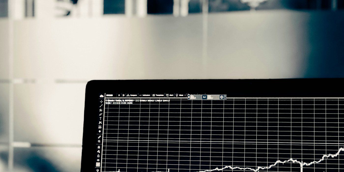 Una pantalla de ordenador mostrando un gráfico de líneas blancas con datos de mercados fin — Cuántos fondos necesitas realmente en tu cartera