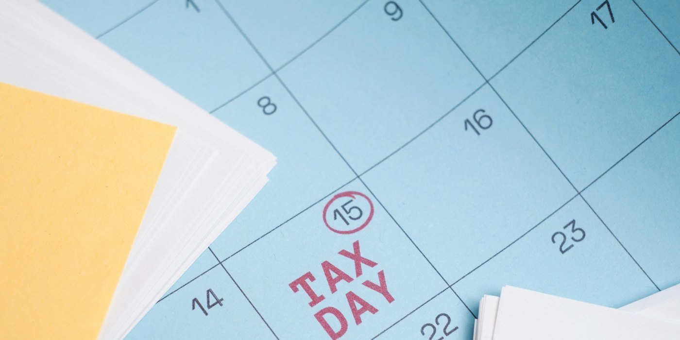 Calendario marcado con "día de impuestos" el día 15 — Deducciones estatales que debes conocer