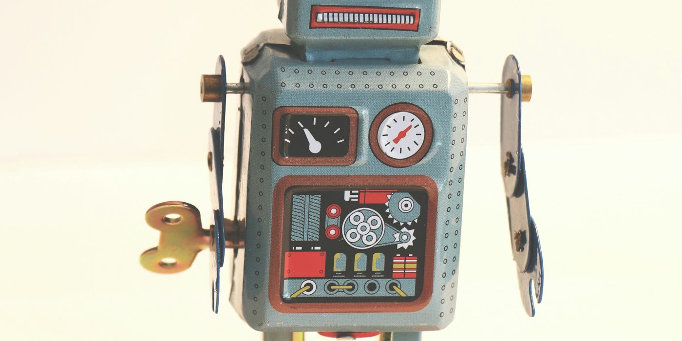 Ilustración de robot gris y blanco — Derechos de autor e IA: cuidado al monetizar contenido