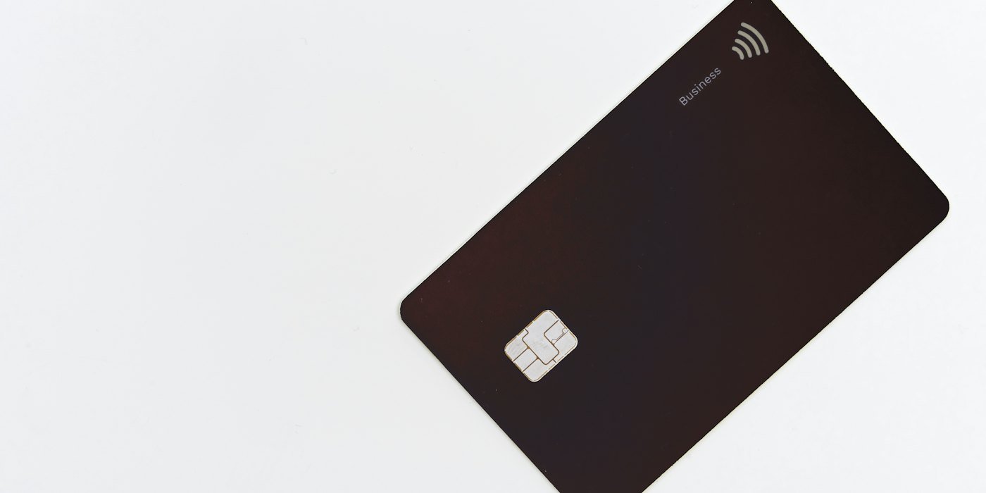 Una tarjeta de crédito empresarial negra con chip sobre fondo blanco — Deuda buena y deuda mala: la distinción útil