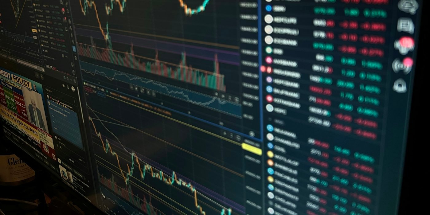 una pantalla de computadora con un montón de datos — Divisa del fondo y riesgo de tipo de cambio