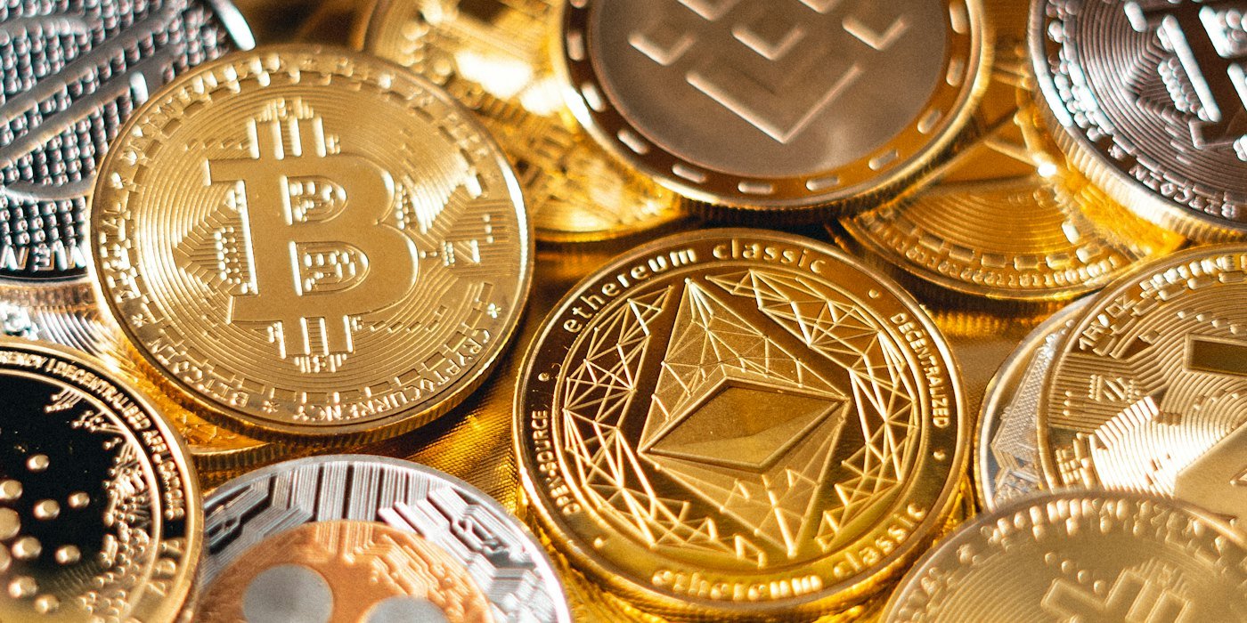 Monedas redondas de plata y oro — El halving de bitcoin explicado