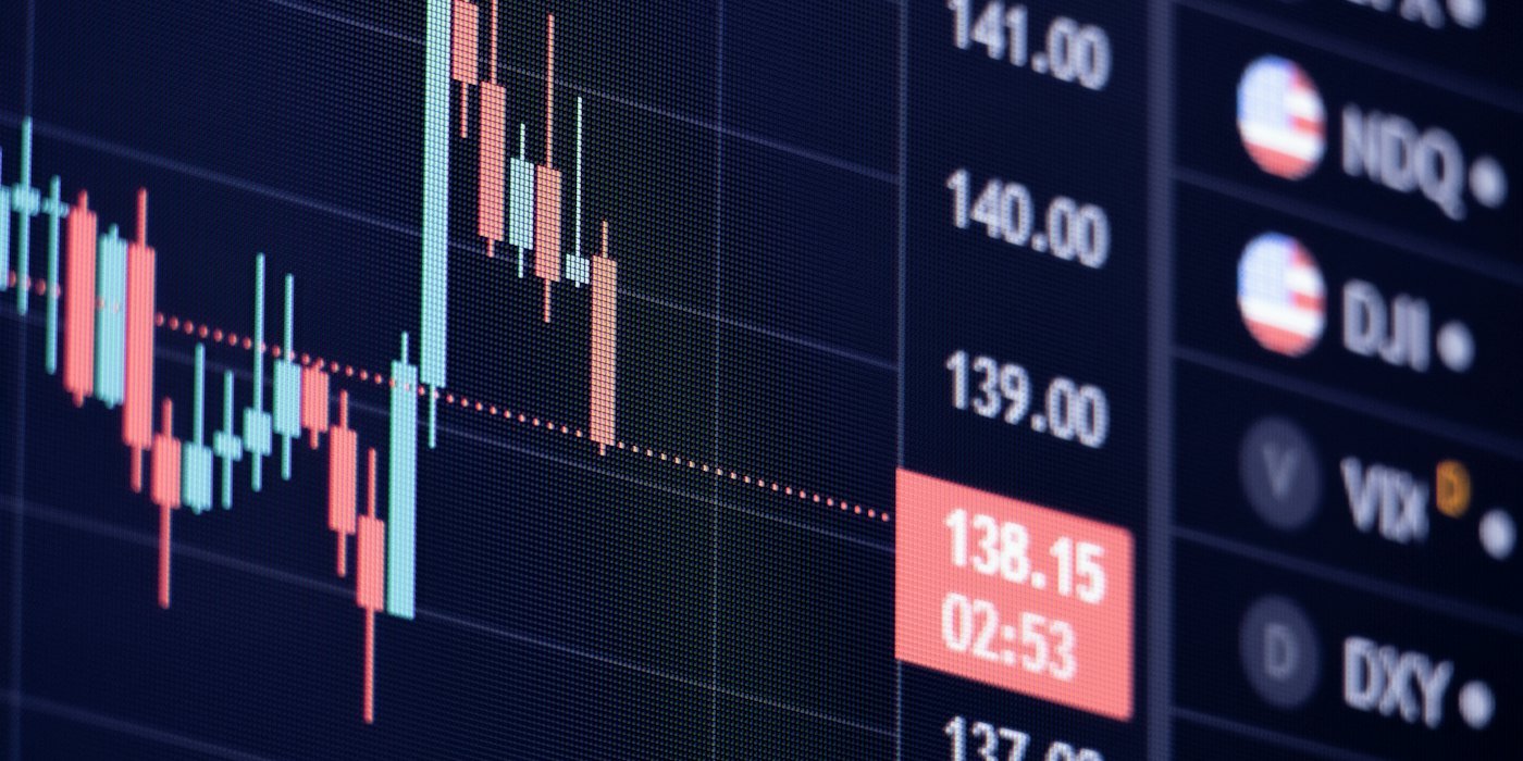Un gráfico digital de velas financieras que muestra las tendencias del mercado en una pant — El interés compuesto en la inversión con ejemplos reales