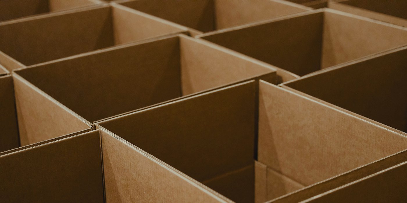 un montón de cajas marrones que están abiertas — El padrón municipal: por qué es importante