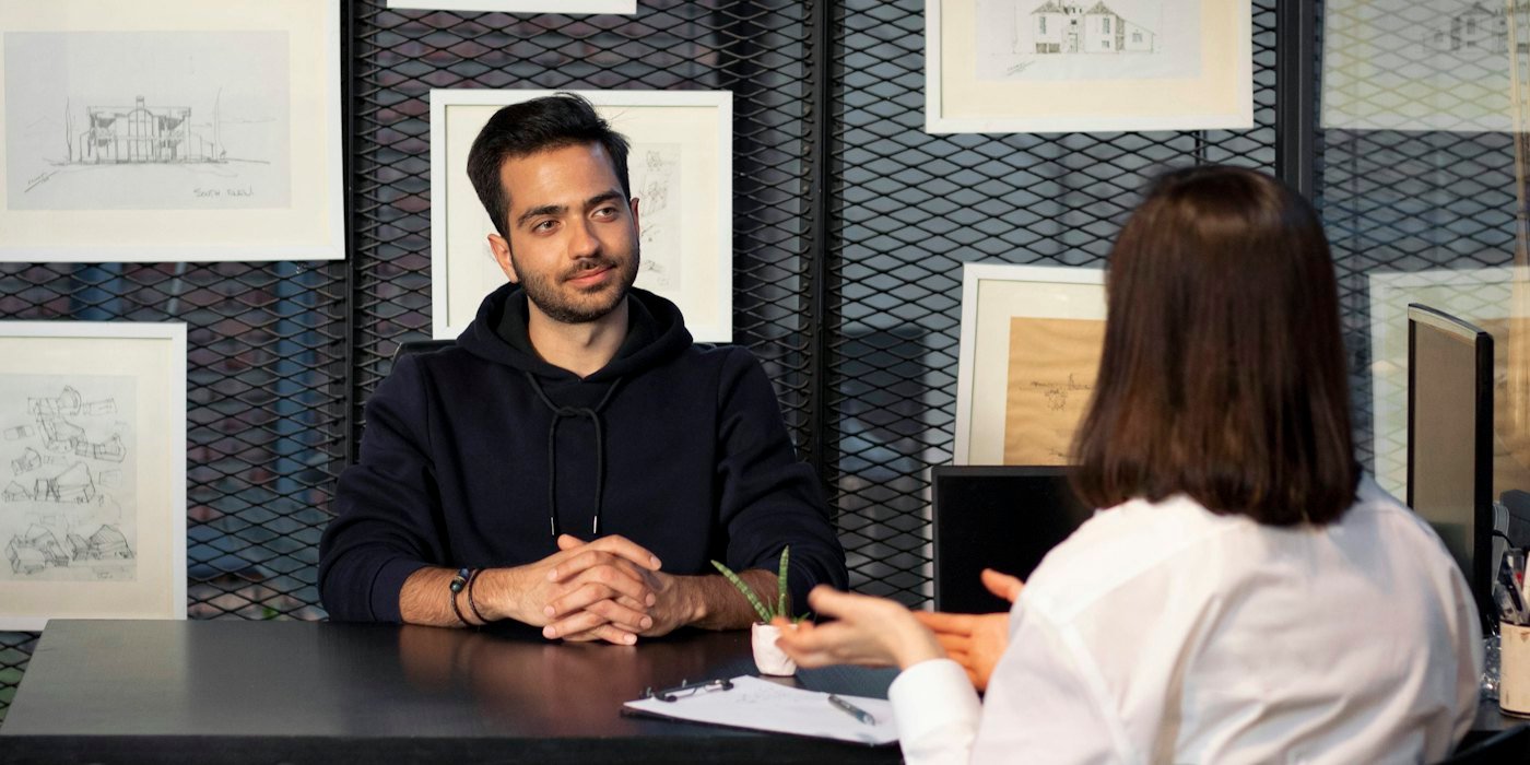 Un hombre y una mujer sentados en una mesa — Emprender siendo joven: qué saber antes de empezar