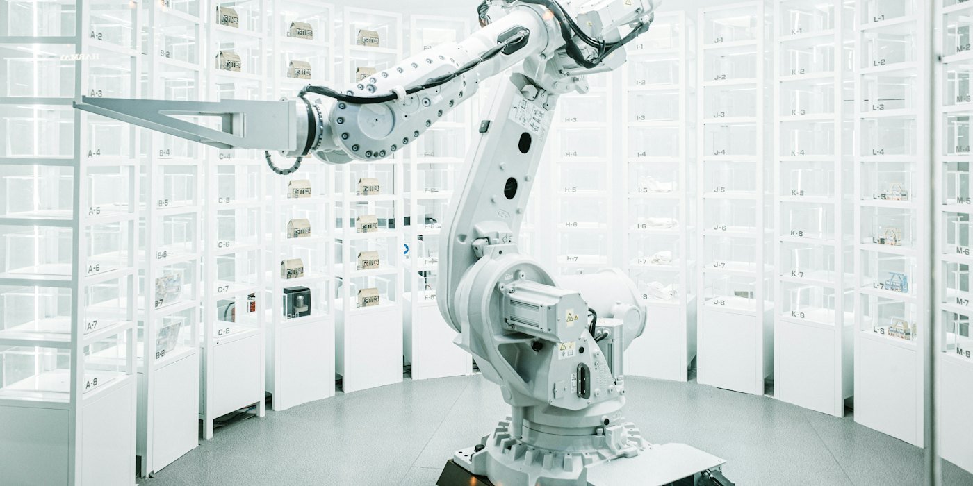 Brazo robótico blanco en la sala de exposición — Errores al pedir consejo financiero a un chatbot