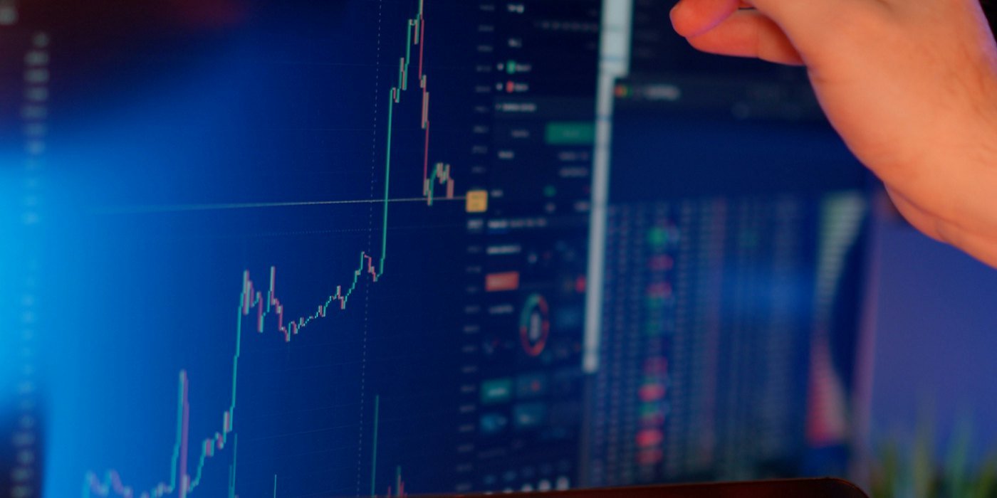 Alguien está analizando datos financieros en una computadora — Errores de principiante en bolsa