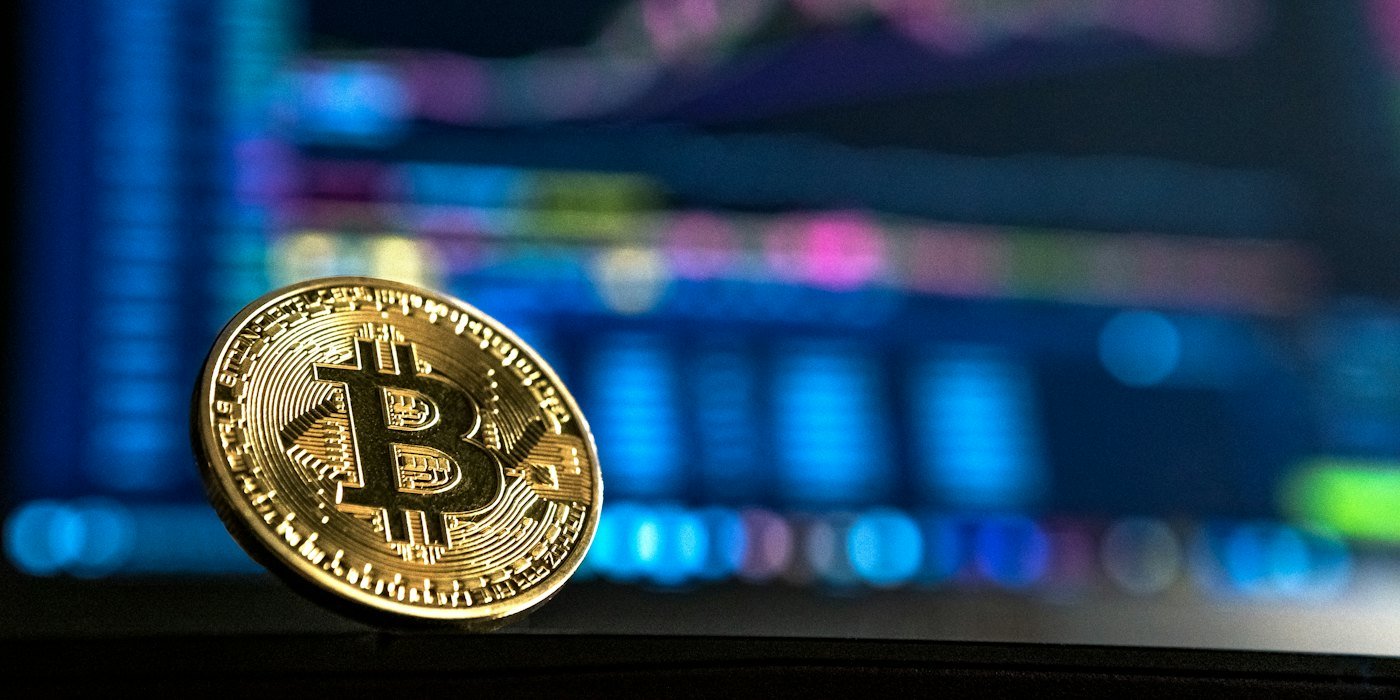 Bitcoin de color dorado — Ethereum y los contratos inteligentes
