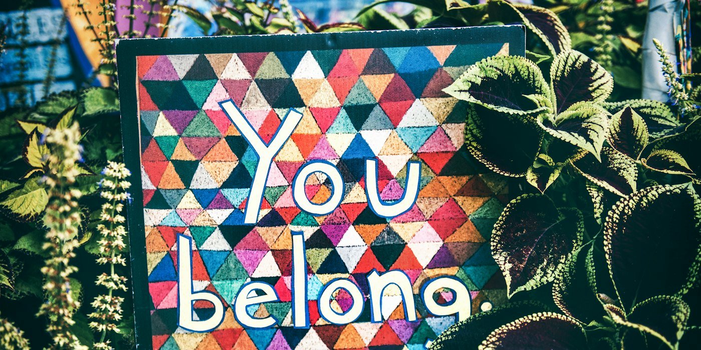 a sign that says you belong surrounded by plants — Fiscalidad de los ETF en España