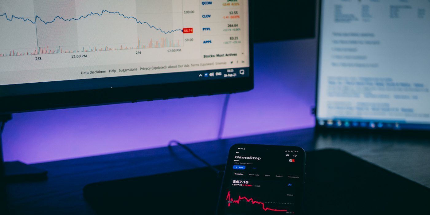 Teléfono inteligente Android negro en computadora portátil negra — Fondos de acumulación y de distribución