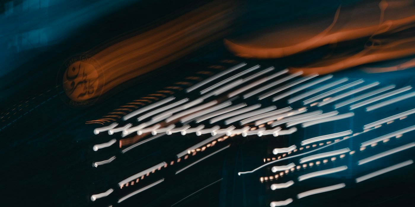 Rayos abstractos de luz por la noche — Fondos de pequeñas compañías (small caps)