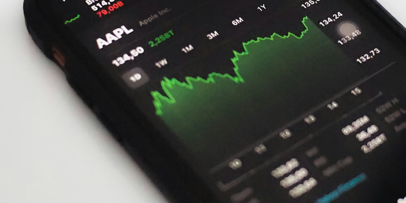 Smartphone negro sobre mesa blanca — Fondos indexados o ETF: cuál conviene a un inversor en España