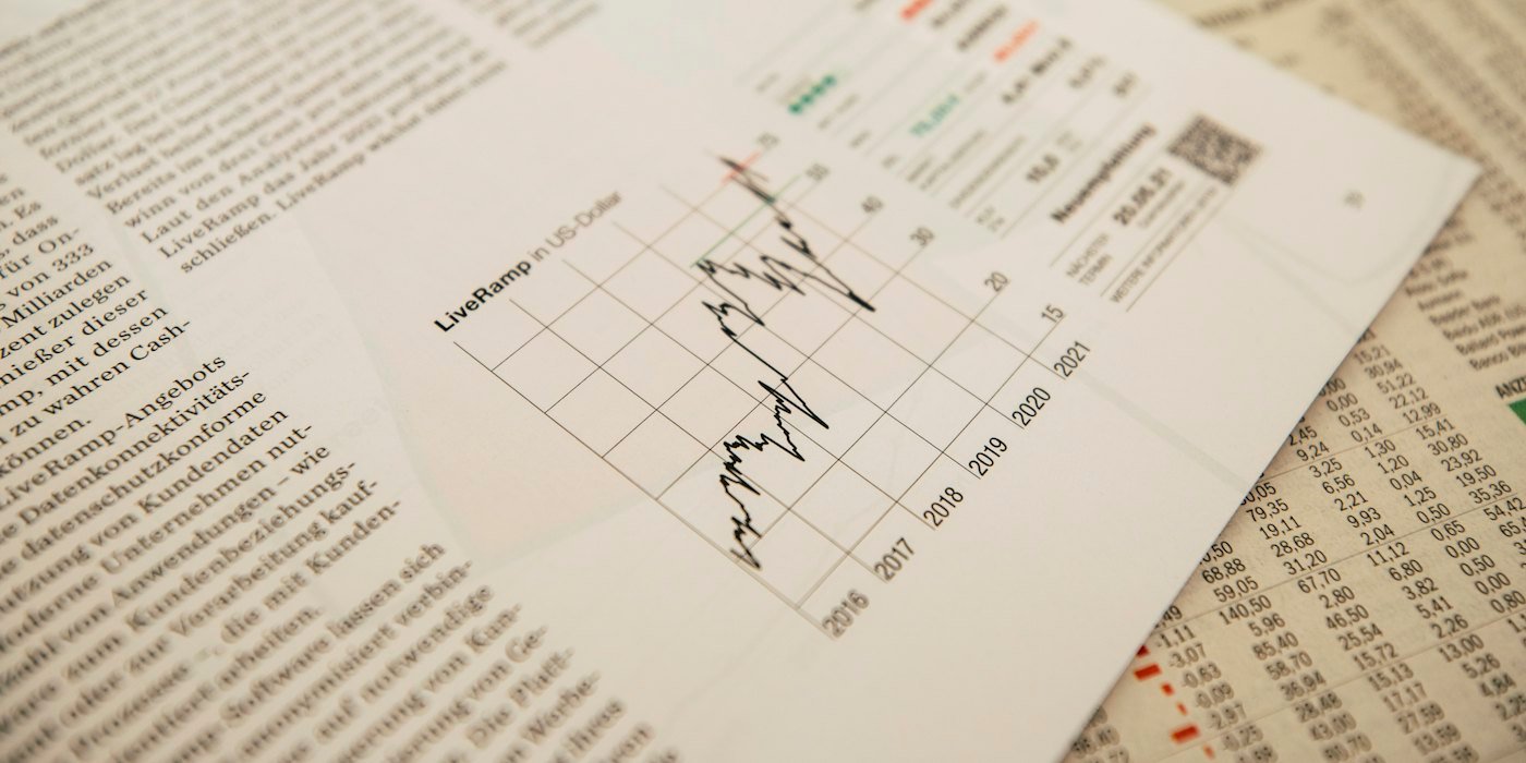 Periódico financiero con gráfico bursátil — Fondos monetarios: para qué sirven y cuándo usarlos