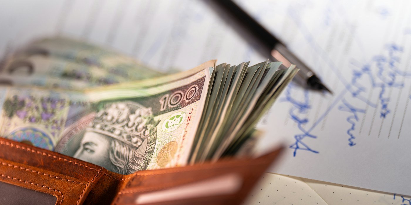 Pila de billetes polacos de zloty en una cartera — Gastos anuales: cómo prorratearlos para que no te sorprendan