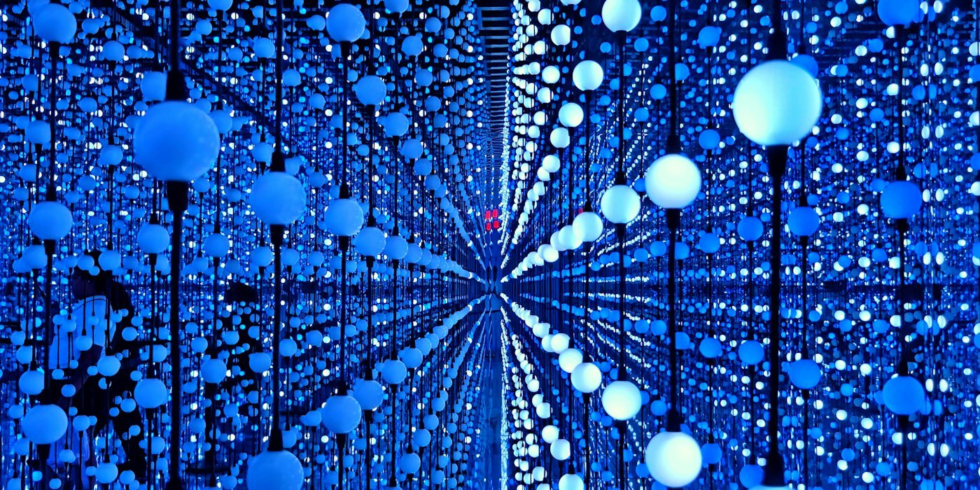 Una sala inmersiva llena de incontables luces azules brillantes — Habilidades de IA que mejoran tu sueldo