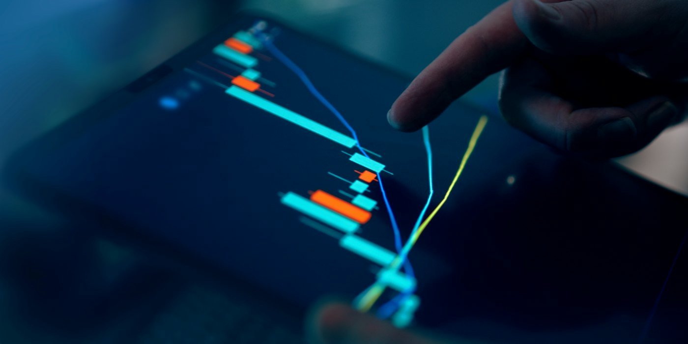 Dedos interactuando con un gráfico de la bolsa en una tableta — Horizonte temporal: cuánto tiempo puedes esperar a tu dinero
