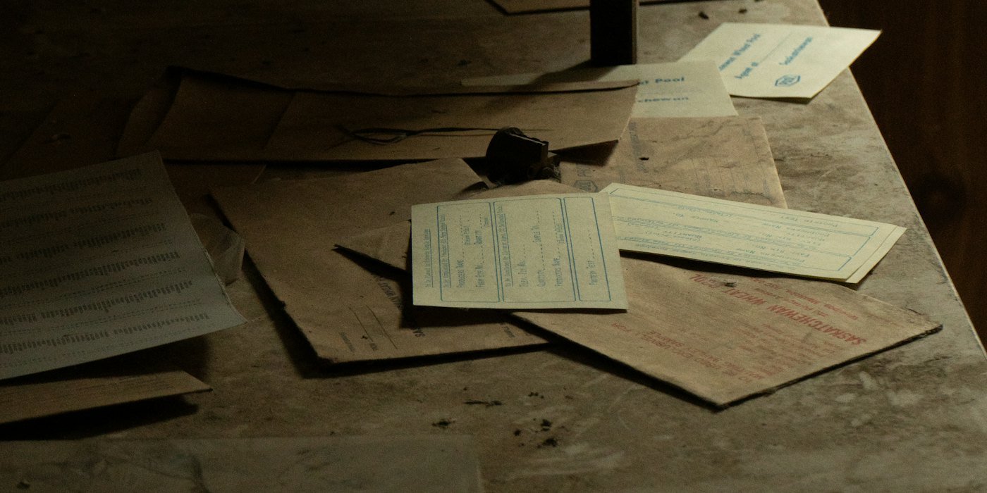 Papeles y una pequeña botella descansan sobre una mesa polvorienta — Impuestos del autónomo: modelos 130 y 303