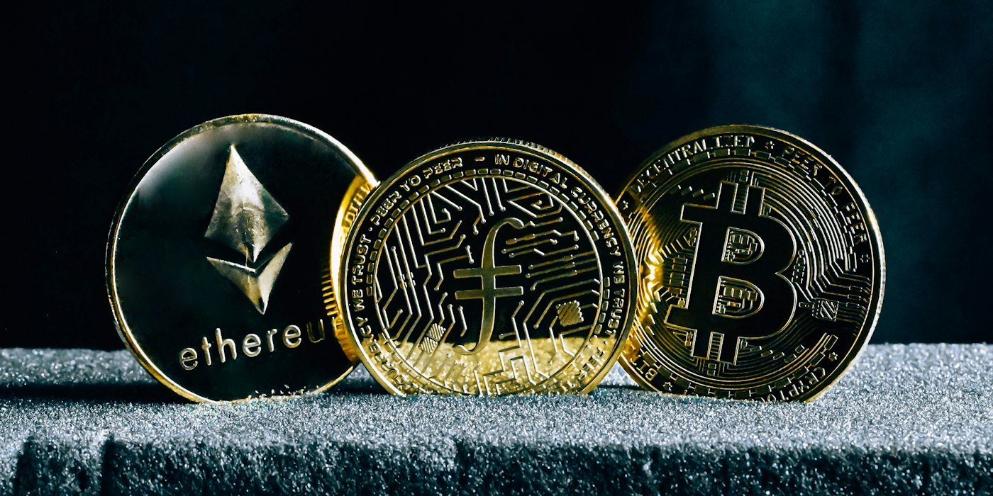 Tres bitcoins sentados encima de una mesa — Influencers cripto: cómo filtrar la información