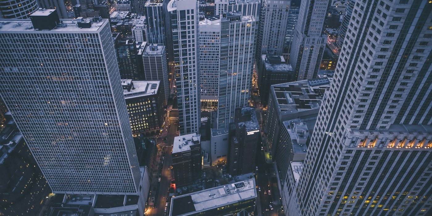 Edificio de gran altura desde la vista aérea — Inversión en crecimiento (growth) explicada