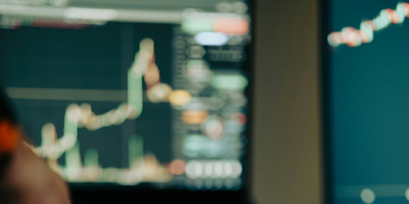 Una persona señalando un gráfico en una computadora portátil — Inversión sostenible ESG: qué hay detrás de la etiqueta