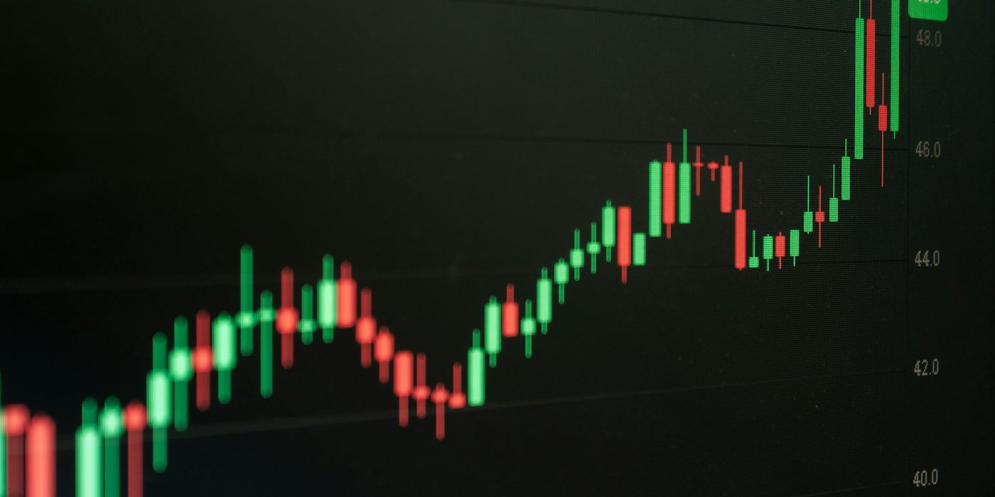 El gráfico de acciones indica el crecimiento y las ganancias potenciales — Invertir en inmobiliario sin comprar un piso: SOCIMI y REIT