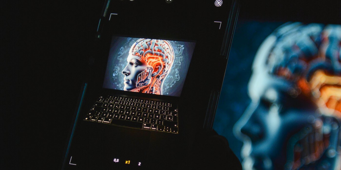 Pantalla de fotografía del teléfono con cara de IA — La IA y el empleo joven: qué trabajos cambian