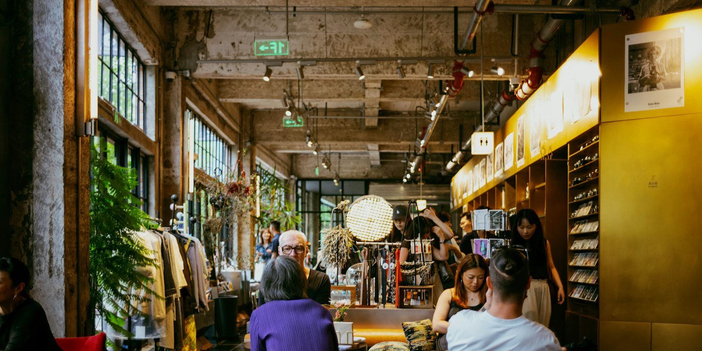 Gente relajándose en una cafetería elegante con decoración moderna — Marca personal y LinkedIn para conseguir mejores ofertas