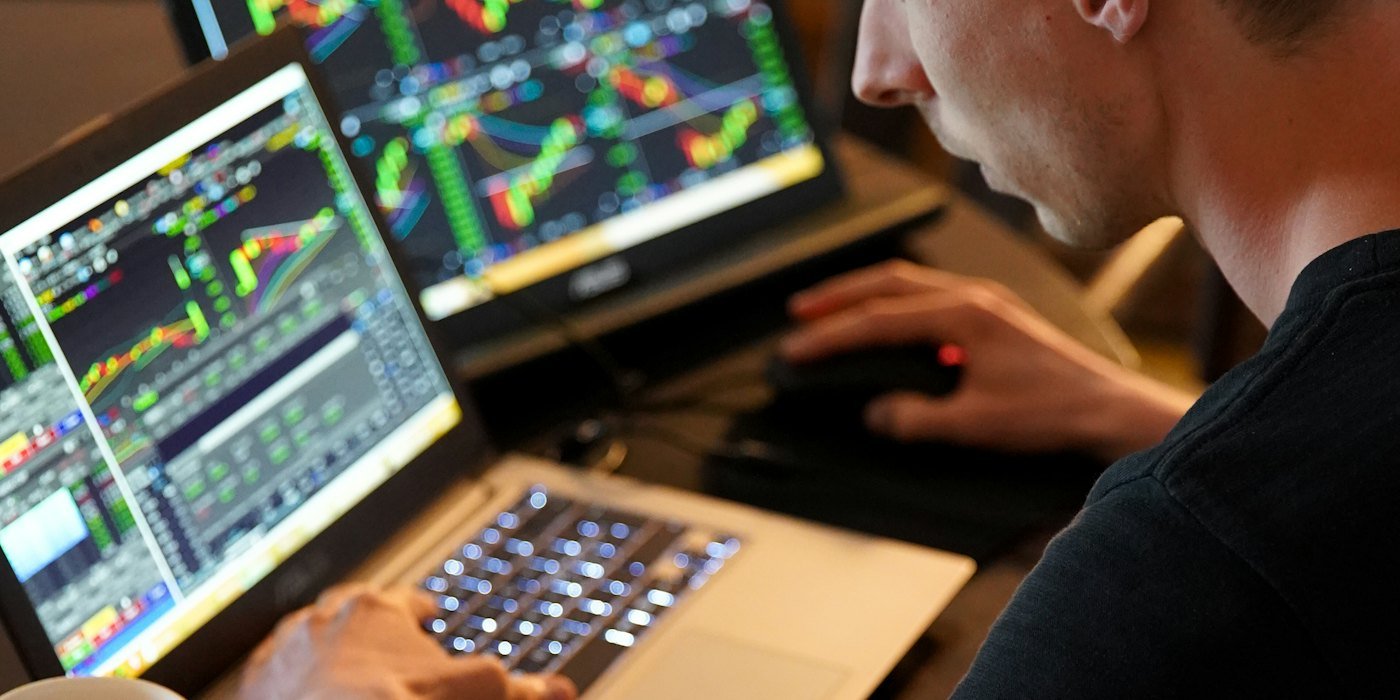 hombre sentado frente a la computadora portátil — Mercado alcista y mercado bajista