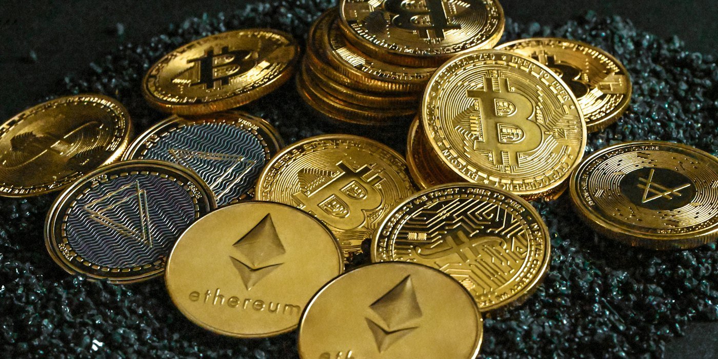 Una pila de bitcoins sentada encima de una pila de grava — Minería de criptomonedas: cómo funciona